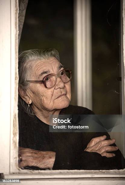 高齢者の女性の窓のそばに立つと外 - 悲しみのストックフォトや画像を多数ご用意 - 悲しみ, 窓越し, シニア世代