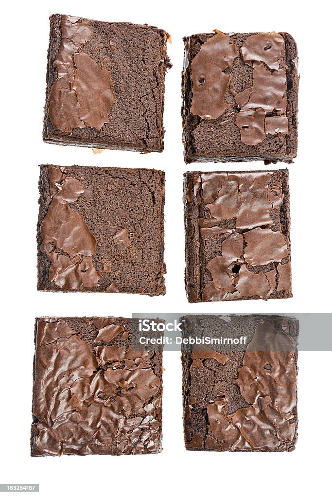 Шесть свежевыпеченных шоколадные кексы Изолированный - Стоковые фото Шоколадный кекс роялти-фри