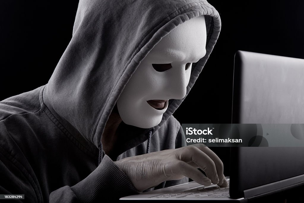 Computer Hacker mit Maske Bügeln Komputer Knöpfen - Lizenzfrei Schurke Stock-Foto