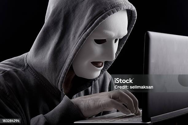 Computer Hacker Mit Maske Bügeln Komputer Knöpfen Stockfoto und mehr Bilder von Schurke - Schurke, Computerhacker, Angst