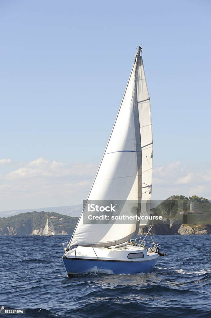 Piccola barca a vela Yacht in crociera nel Mediterraneo - Foto stock royalty-free di Barca a vela