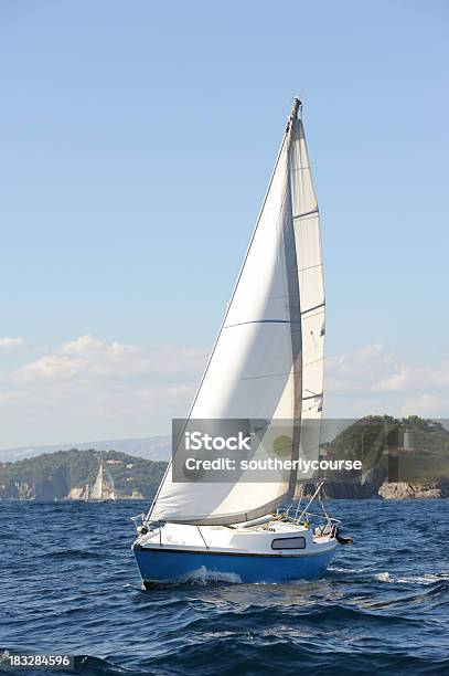 Foto de Pequeno Iate Navegando Pelo Mar Mediterrâneo e mais fotos de stock de Azul - Azul, Barco a Vela, Céu - Fenômeno natural