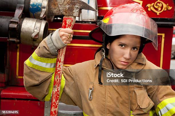 Giovane Donna Pompiere Seduti Accanto A Firetruck - Fotografie stock e altre immagini di Vigile del fuoco - Vigile del fuoco, Casa, Donne