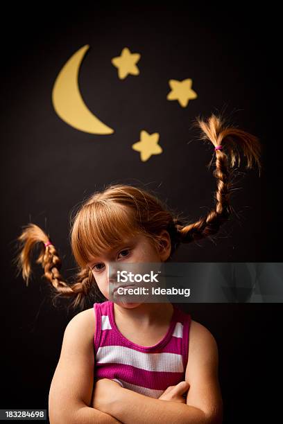 Foto de Menina Triste Com Para Cima Tranças Em Pé Sob A Lua E As Estrelas e mais fotos de stock de Criança