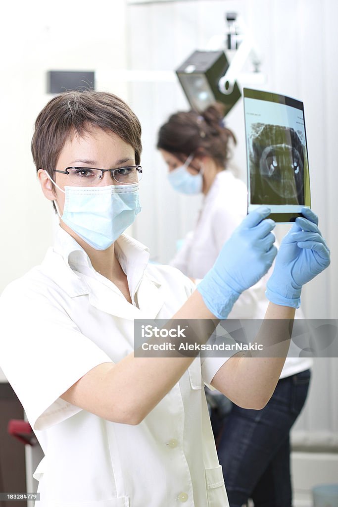 Médico dentista olhando para raios-x - Royalty-free 30-39 Anos Foto de stock
