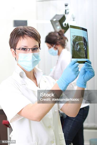 Médico Dentista Olhando Para Raiosx - Fotografias de stock e mais imagens de 30-39 Anos - 30-39 Anos, Adulto, Autoconfiança