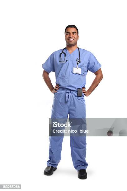 Счастливый Медицинский Работник В Медицинская Одежда — стоковые фотографии и другие картинки В полный рост