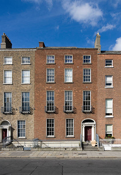 edifici in stile georgiano terrazza di dublino - dublin ireland brick built structure building exterior foto e immagini stock