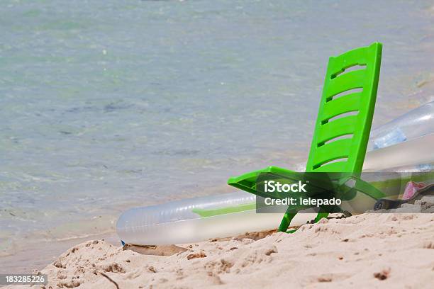 Siedzenia I Życia Gumowy Pierścień Na Seashore - zdjęcia stockowe i więcej obrazów Apulia - Apulia, Brzeg wody, Fotografika