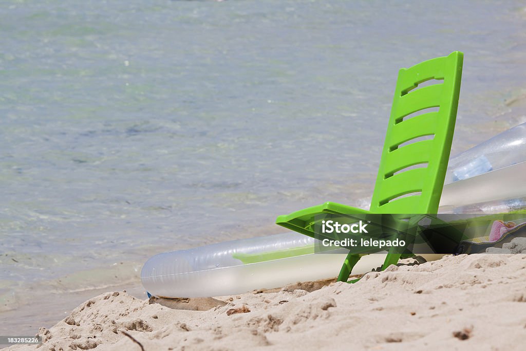 Assento e vida anel de borracha na costa - Foto de stock de Areia royalty-free
