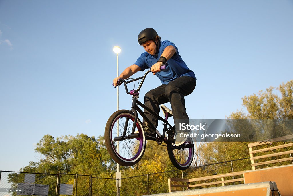 BMX Rider passa através da coluna - Royalty-free Capacete Foto de stock