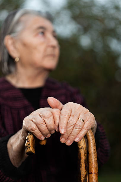 retrato de mulher idosa com bengalas, foco diferencial - senior1 imagens e fotografias de stock