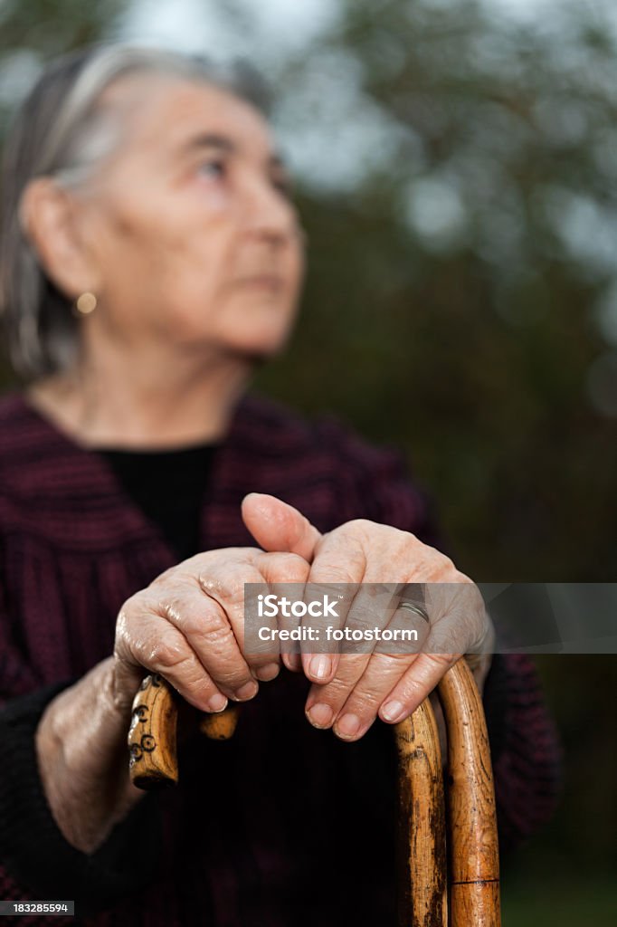Портрет пожилая женщина, ходьба тростями, Выборочная фокусировка - Стоковые фото 80-89 лет роялти-фри