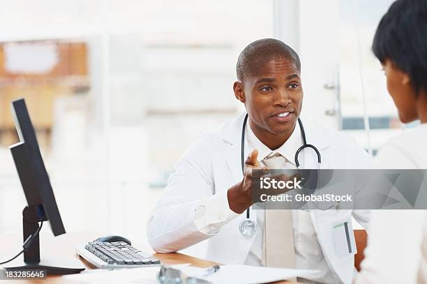 Afroamericano Médico Comunicação Com O Doente - Fotografias de stock e mais imagens de Doutor - Doutor, Paciente, Discussão