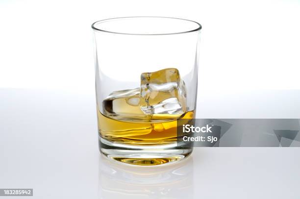 Glas Whisky Stockfoto und mehr Bilder von Alkoholisches Getränk - Alkoholisches Getränk, Braun, Cognacglas