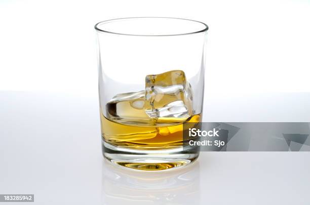 Vaso De Whisky Foto de stock y más banco de imágenes de Bebida - Bebida, Bebida alcohólica, Blanco - Color