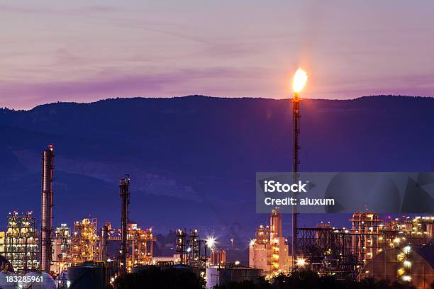 Sector Petroquímico Foto de stock y más banco de imágenes de Anochecer - Anochecer, Cambio climático, Cañón de chimenea