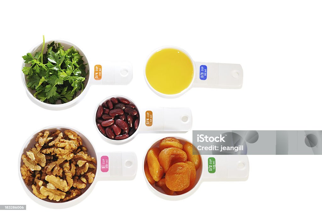 Proporción de todos los días de las frutas y de las verduras en taza - Foto de stock de Tamaño de la porción libre de derechos