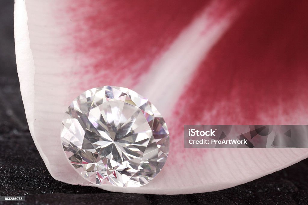ルーズなダイヤモンドにチューリップの花 - コンセプトのロイヤリティフリーストックフォト