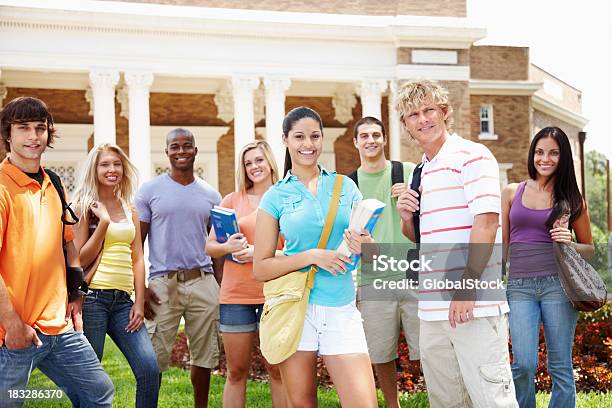 행복한 어린 학생들 입석 외부 종합대학교 미흡함 대학교에 대한 스톡 사진 및 기타 이미지 - 대학교, 조직된 단체 사진, 20-29세