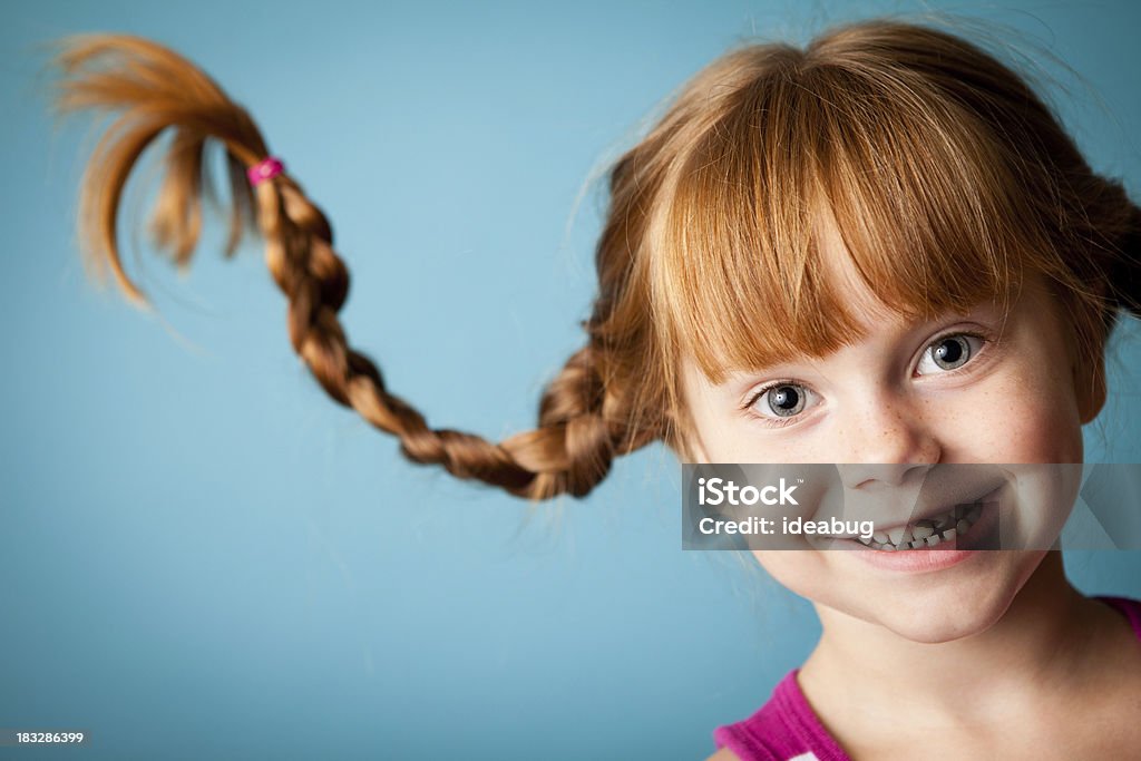 Chica de pelo roja con mallas ascendente y una gran sonrisa - Foto de stock de 4-5 años libre de derechos