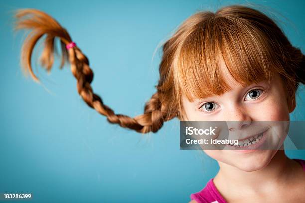 Chica De Pelo Roja Con Mallas Ascendente Y Una Gran Sonrisa Foto de stock y más banco de imágenes de 4-5 años