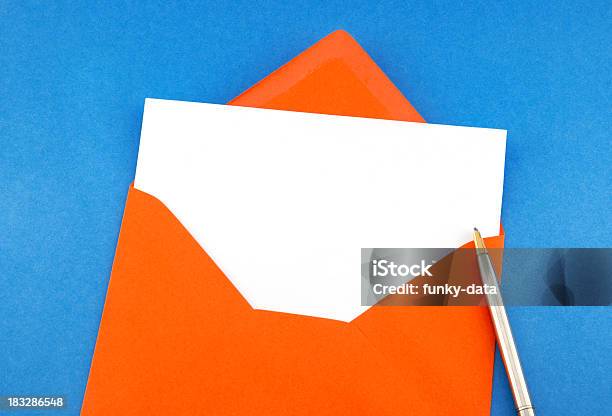 Blanco Tarjeta De Felicitación Con Una Pluma En La Forma De Orange Foto de stock y más banco de imágenes de Fondo azul