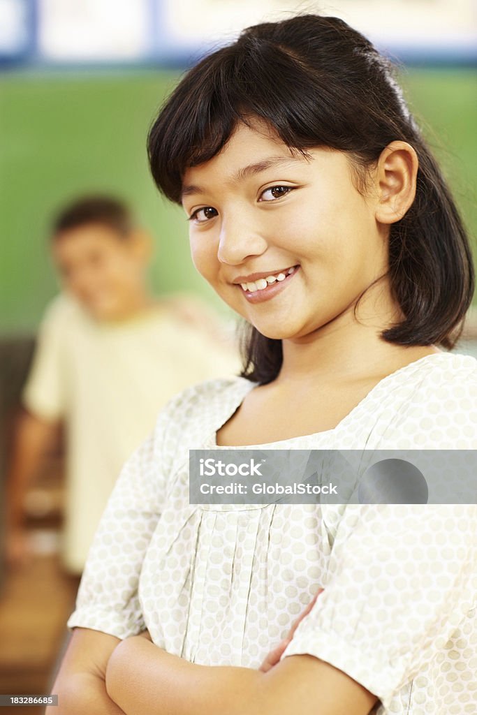 Un innocent écolière souriant avec ses camarades de classe en toute confiance - Photo de Amitié libre de droits