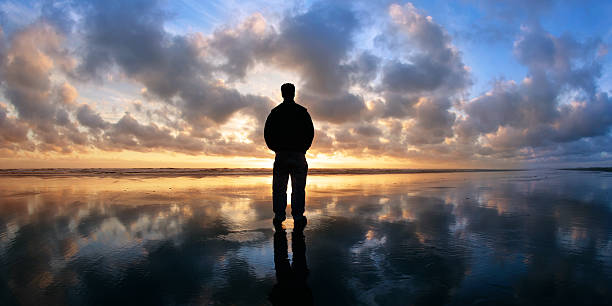 xl eremo beach silhouette - serene people one man only men contemplation foto e immagini stock
