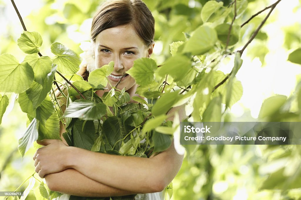 Adoro la natura di donna felice Abbracciare le foglie fresche - Foto stock royalty-free di Abbracciare una persona