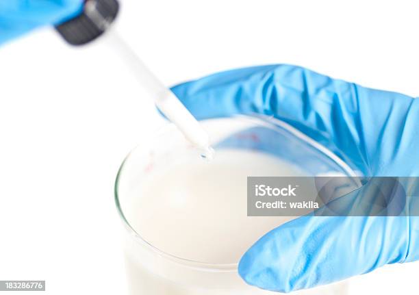 Photo libre de droit de Test White Liquid Milkder Blaue Handschuhe Pipette Im Travail banque d'images et plus d'images libres de droit de Lait