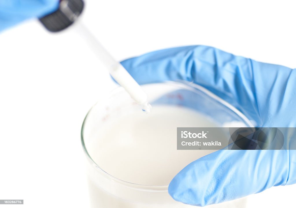 Testes branco leite líquido-Blaue Handschuhe Pipeta im mão-de-obra - Foto de stock de Leite royalty-free