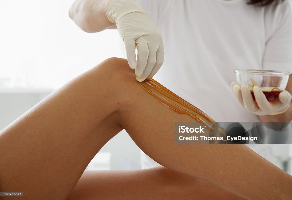 Mulher a receber um tratamento de depilação com cera - Foto de stock de Adulto royalty-free