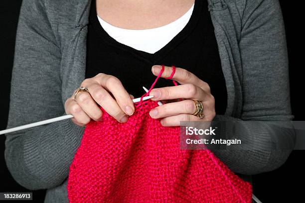 Tricotar - Fotografias de stock e mais imagens de Acessório - Acessório, Adulto, Agulha de Tricô