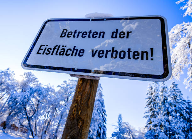 предупреждающий знак на немецком языке - перевод: вход на поверхность льда запрещен - eisfläche стоковые фото и изображения