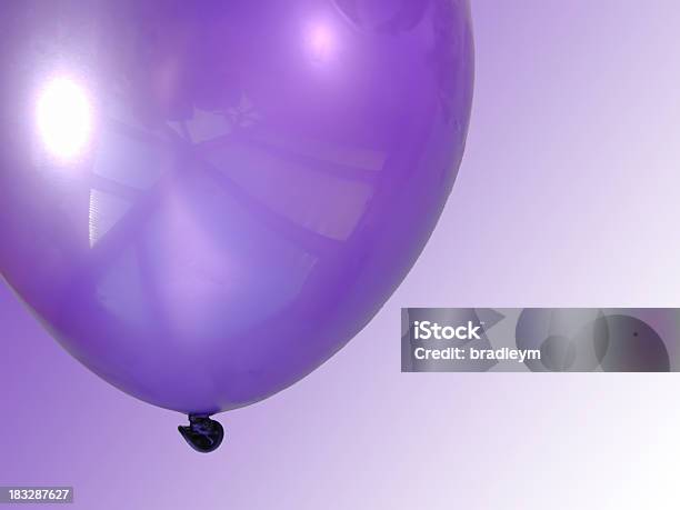 Photo libre de droit de Ballon De Baudruche banque d'images et plus d'images libres de droit de Violet - Violet, Ballon de baudruche, En l'air