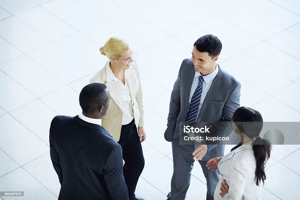 Groupe de gens d'affaires debout ensemble et discuter - Photo de Accord - Concepts libre de droits