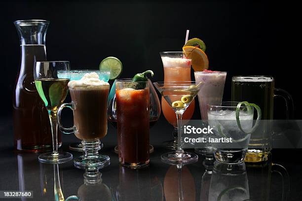 Cocktail De Reflexos 2 - Fotografias de stock e mais imagens de Bebida - Bebida, Martini, Bloody Mary