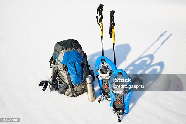 Invierno Equipo De Recreación Foto de stock y más banco de imágenes de Excursionismo - Excursionismo, Raqueta para la nieve, Fondo blanco