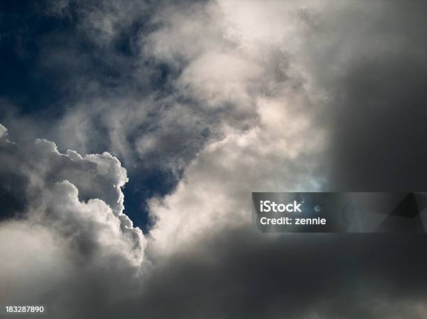 Absoluta Serenidade Sol E Nuvens - Fotografias de stock e mais imagens de Ao Ar Livre - Ao Ar Livre, Beleza natural, Cinzento