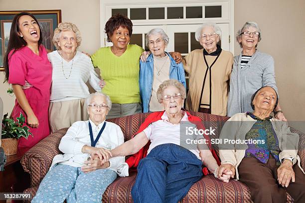 Grupo De Fechar Seniors Com Guarda Na Sua Área - Fotografias de stock e mais imagens de 70 anos - 70 anos, Abraçar, Adulto