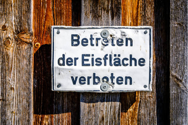 ドイツ語の警告サイン - 翻訳:氷の表面への立ち入りは禁止されています - eisfläche ストックフォトと画像