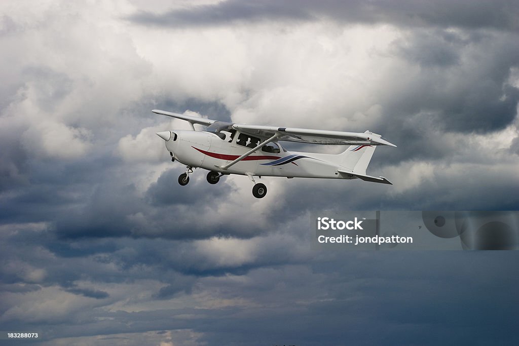 Cessna w niebo (kolorach - Zbiór zdjęć royalty-free (Samolot)