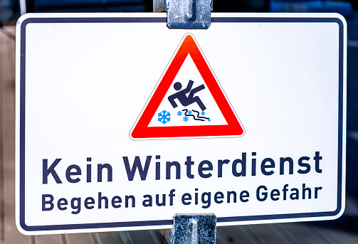 warning sign in german - translation: no winter service - photo