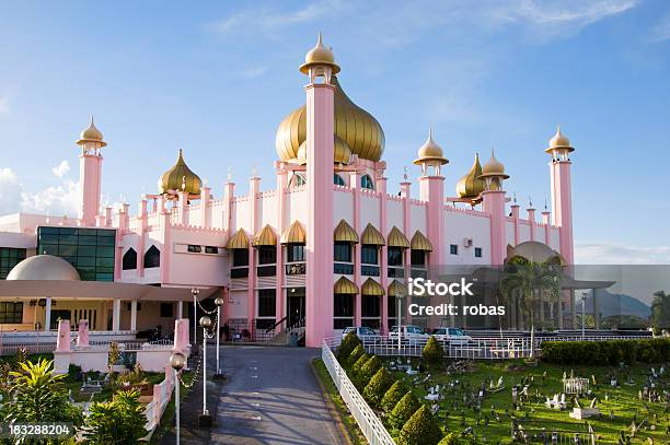 Photo libre de droit de La Mosquée Masjid Negara Mosk À Kuching banque d'images et plus d'images libres de droit de Kuching - Kuching, Malaisie, Ensoleillé