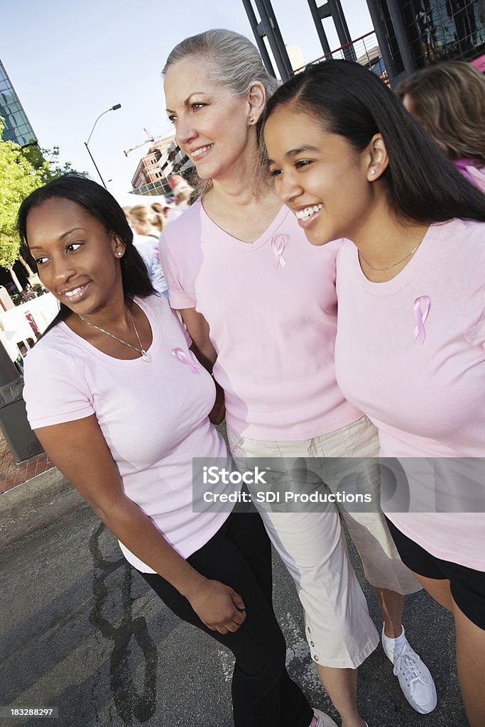 Drei Frauen zusammen im Breast Cancer Awareness Rally - Lizenzfrei Brustkrebs Stock-Foto