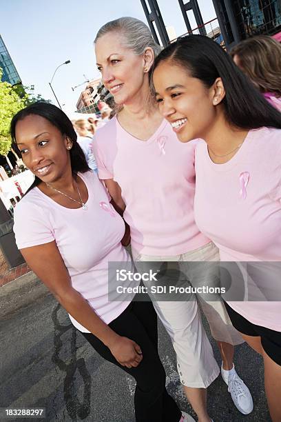 Drei Frauen Zusammen Im Breast Cancer Awareness Rally Stockfoto und mehr Bilder von Brustkrebs