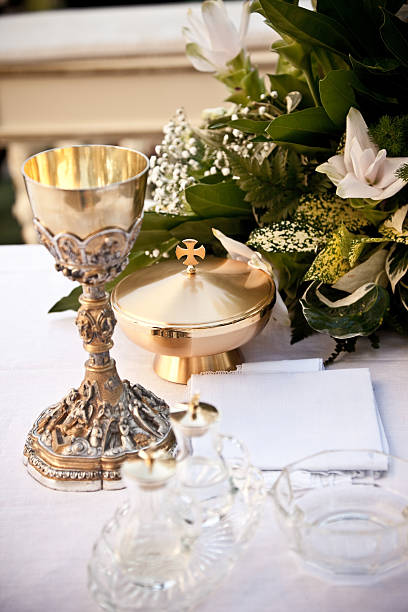 Communion Bread and wine on the altar. crista ampullaris photos stock pictures, royalty-free photos & images