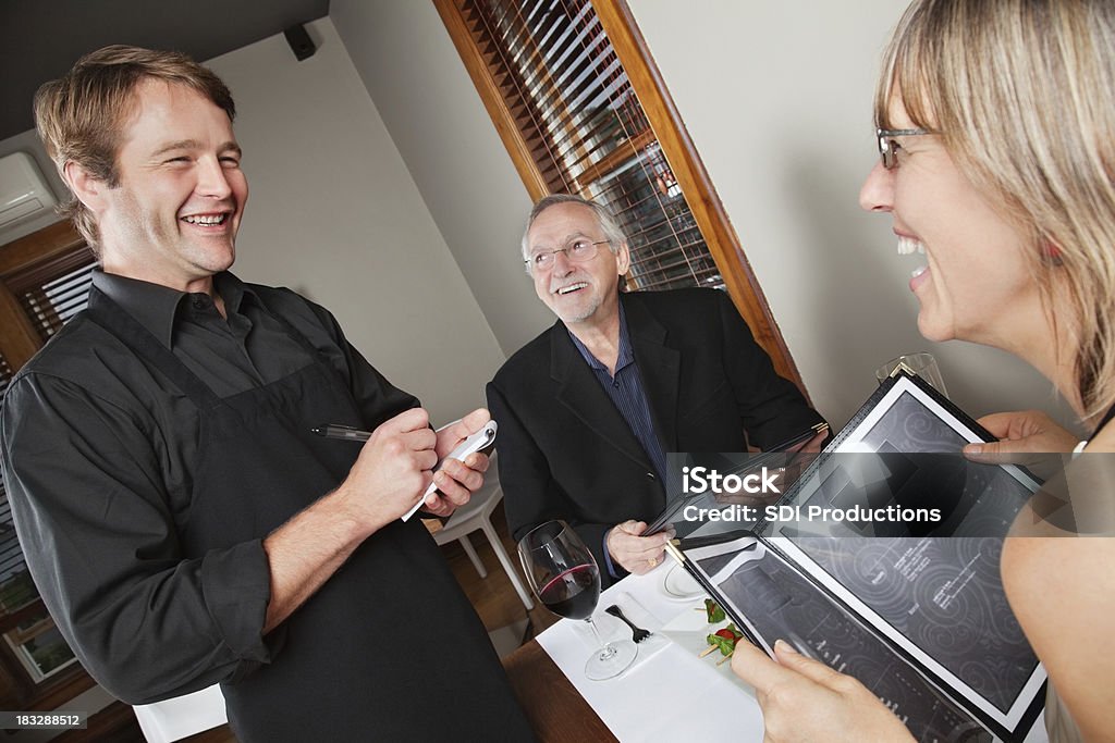 Happy Kellner die Bestellung von Kunden im schönen Restaurant - Lizenzfrei 20-24 Jahre Stock-Foto