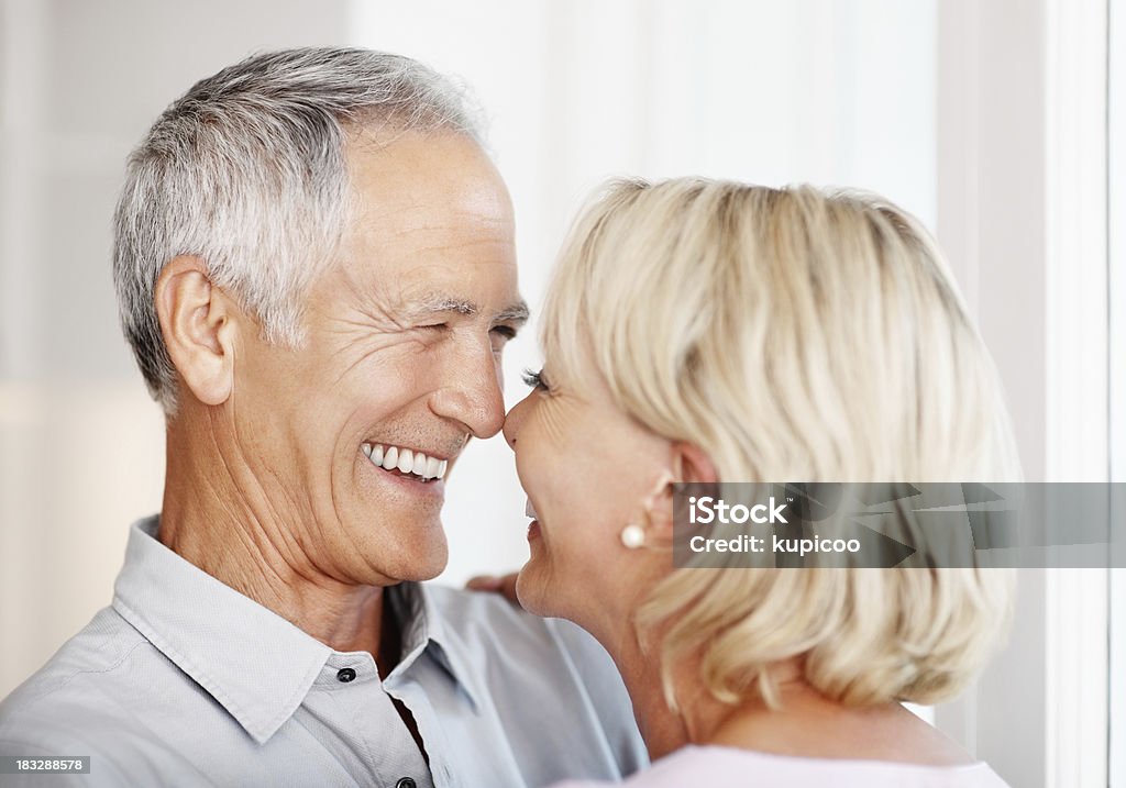 Joyeux senior homme avec une femme mature passer du temps en famille - Photo de Adulte libre de droits